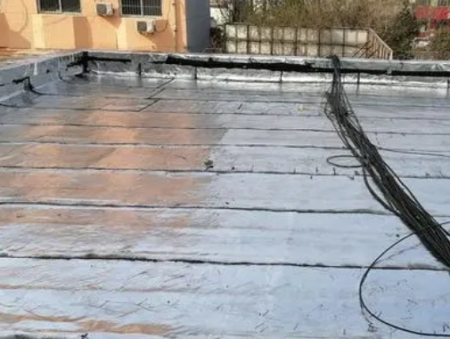 太原市卫生间漏水维修公司分享下太原市屋面楼顶防水刚性防水层施工要点。